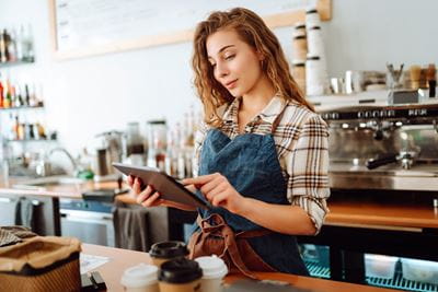 Camarera tomando nota en tablet