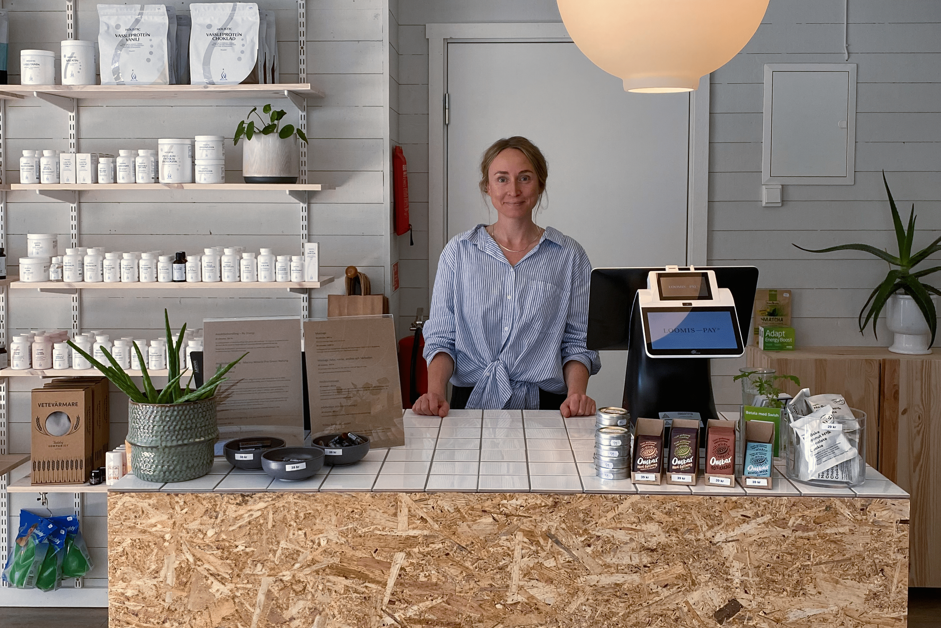 Sara i hälsobutiken med POS-system Loomis Pay
