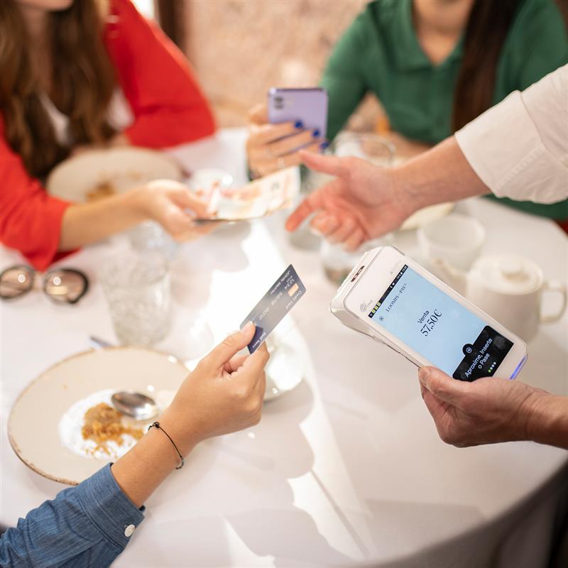 datafono cobrando en una mesa de un restaurante
