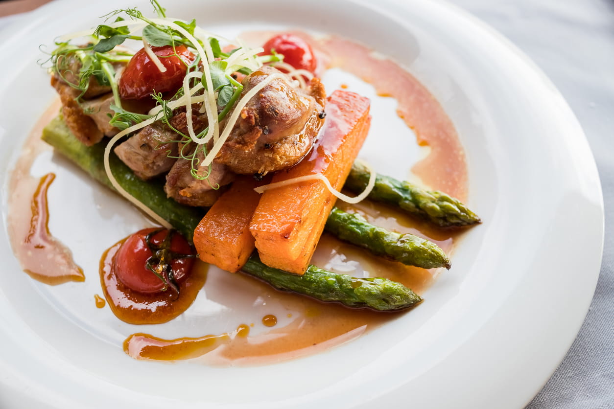 Plato de restaurante con comida de alta calidad con verduras de kilometro 0