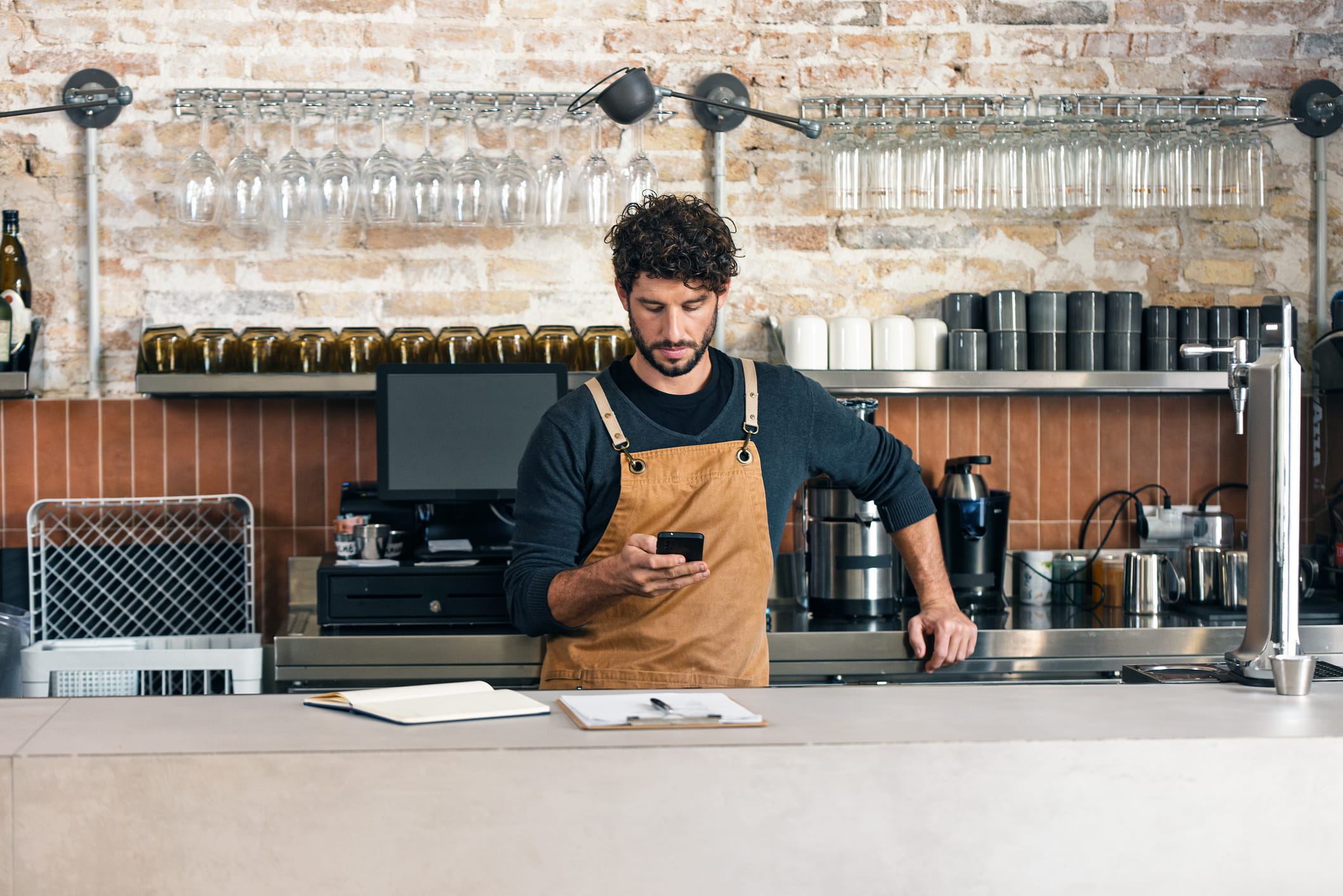 camarero descansando apoyado en la barra